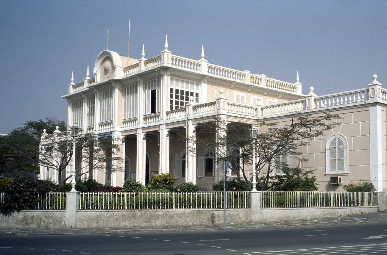cve05_366l zoom.jpg - Sao Vicente Mindelo le palais du gouverneur, devenu siège d'une administration